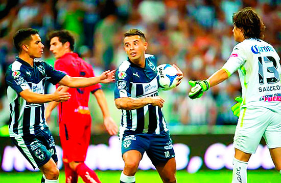 Dudoso penal salva a Monterrey de Morelia