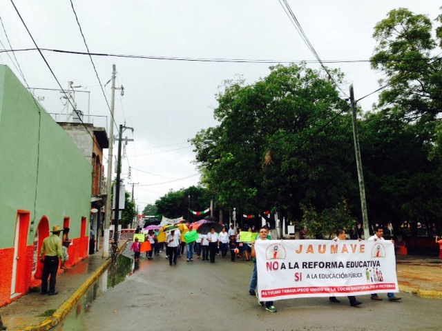 Maestros protestan al final de desfile de la Independencia
