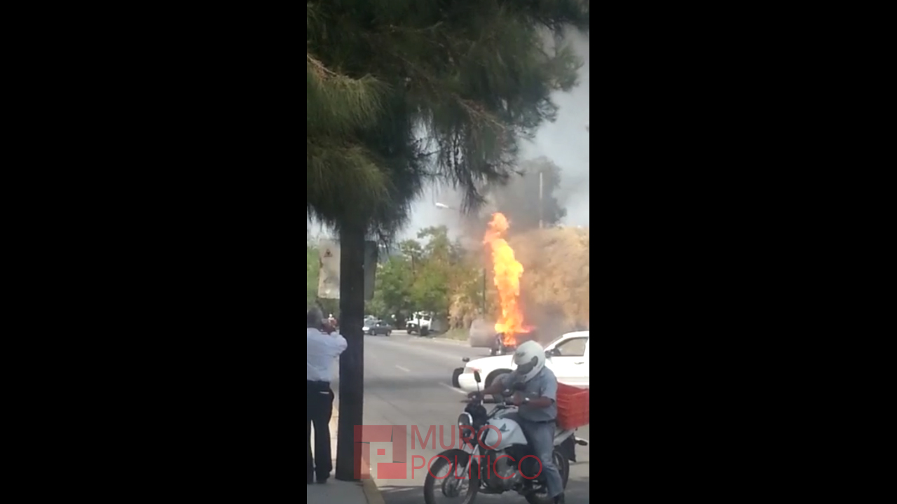 Explota camioneta frente a la UAT
