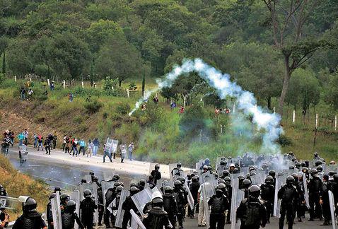 Normalistas y CETEG bloquean carrtera de Tixtla; toman alcaldía