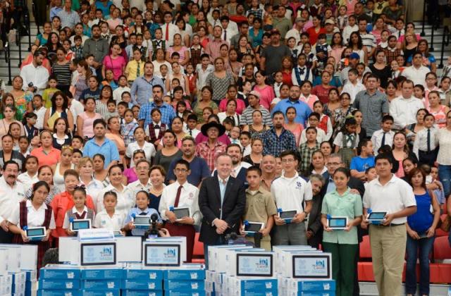 Entrega Canturosas 2 mil tabletas a estudiantes de excelencia
