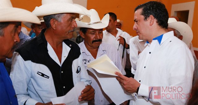 Se ‘amotinan’ campesinos en Tula a Ramiro Ramos