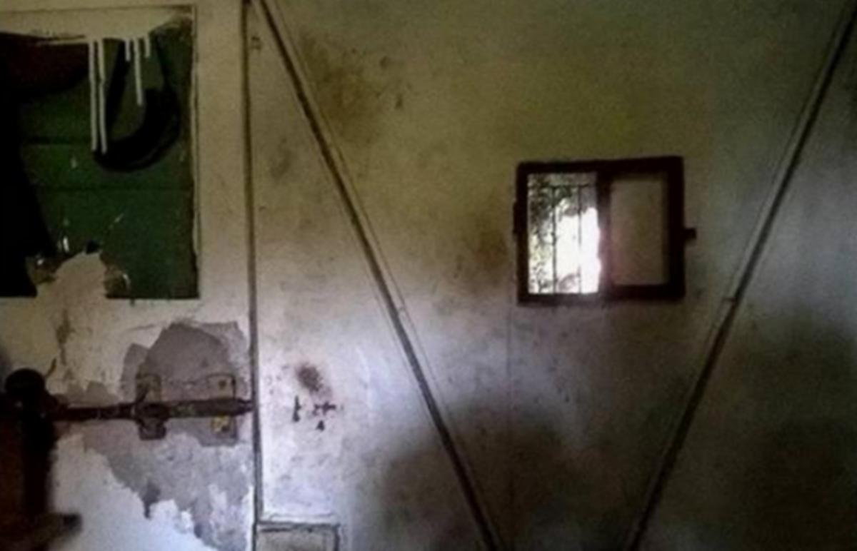 Detienen a hombre en Argentina por enjaular a mujer e hijo autista durante 6 años