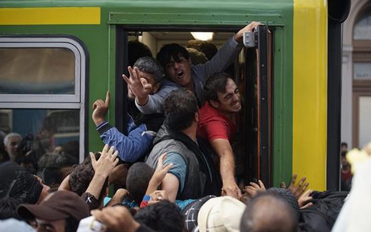Detienen tren con refugiados