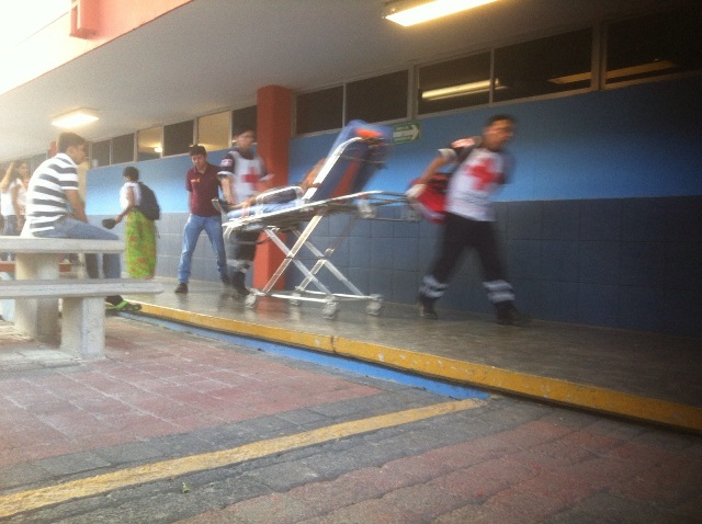 Convulsiona alumno en salón de la UAT y servicios médicos no lo atiende