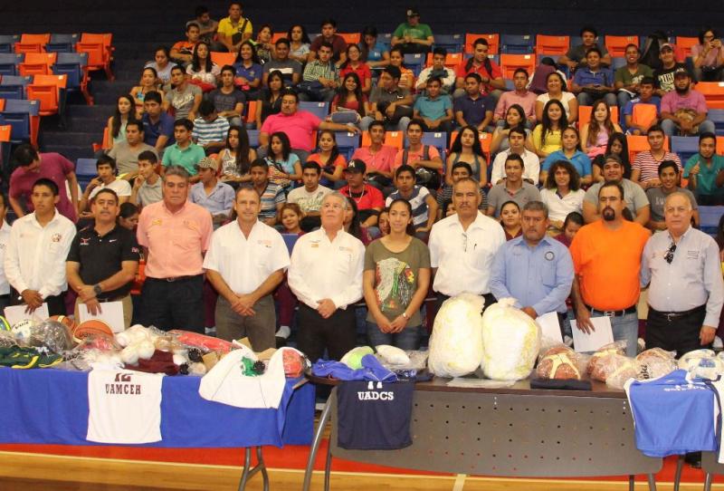 Entrega UAT uniformes y material deportivo para el interfacultades 2015