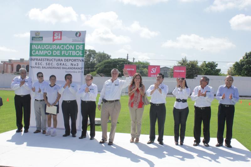 Entrega Etienne cancha deportiva en la Escuela Secundaria General 3