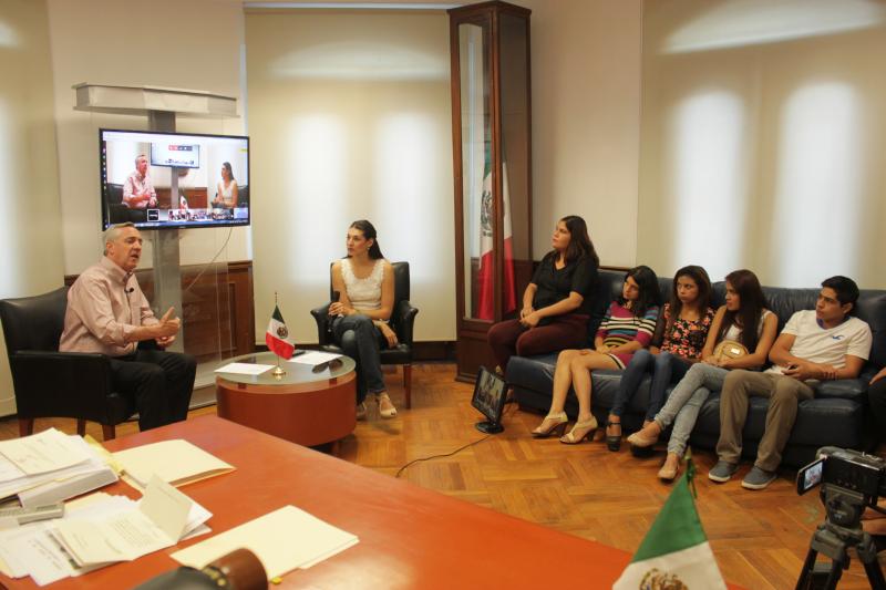 Establece Etienne comunicación en línea con sectores sociales