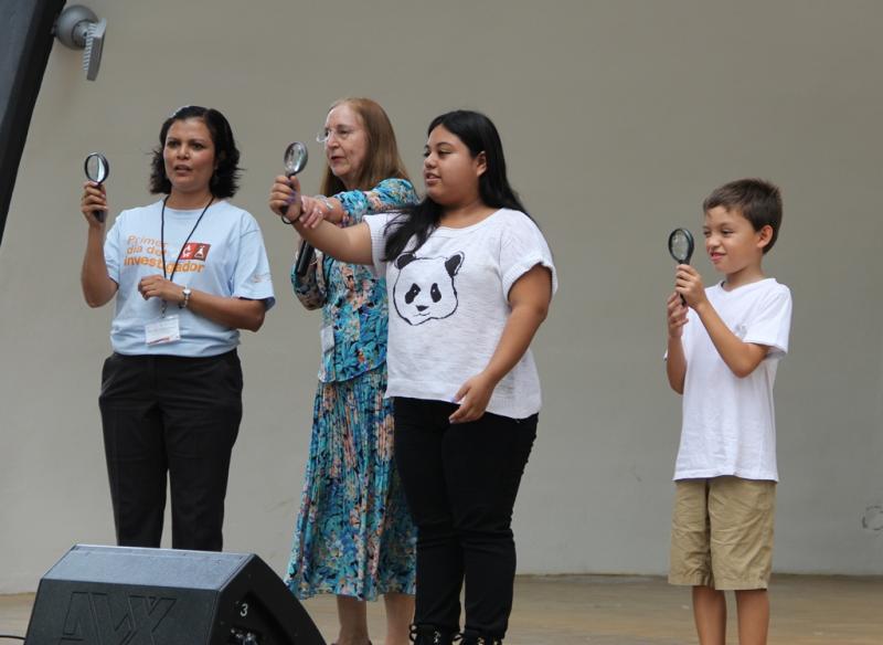 La astrónoma Julieta Fierro presenta la ciencia en forma lúdica al público victorense