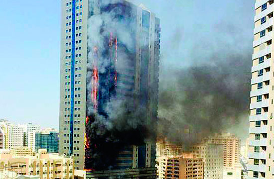 Un incendio consume rascacielos en los Emiratos Árabes Unidos