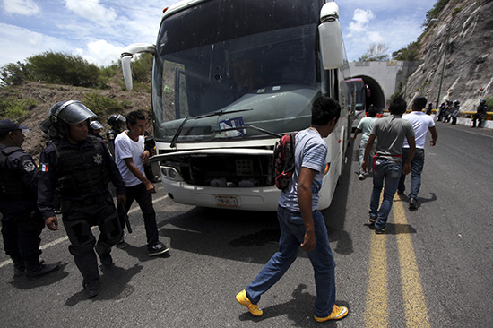 Hombres armados retienen y asaltan a normalistas de Ayotzinapa