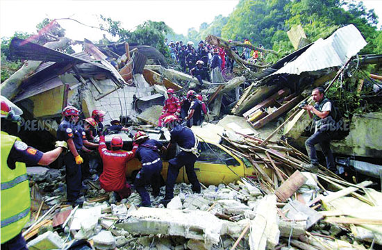 Treinta muertos y 600 desaparecidos deja alud de tierra y rocas en Guatemala