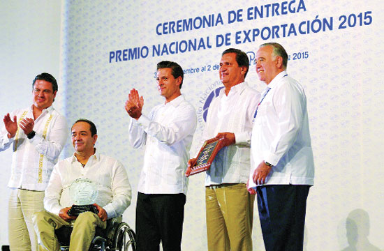 Caen exportaciones petroleras pero otros productos están creciendo, dice Peña Nieto