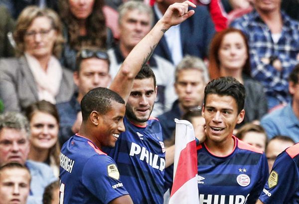 PSV gana 2-1 al Ajax; Guardado y Moreno titulares
