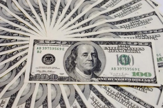 Dólar cierra sesión del lunes en 17.04 pesos