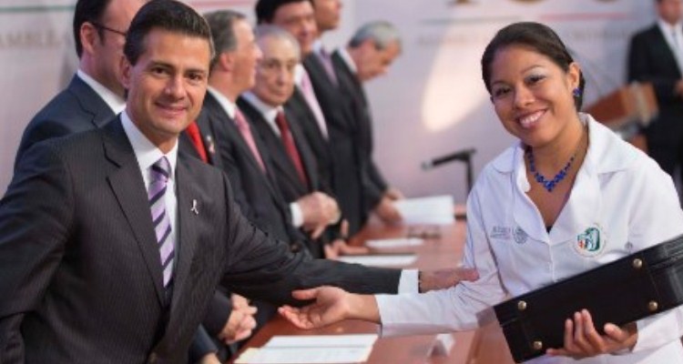 El IMSS se mantendrá como institución pública: Peña Nieto
