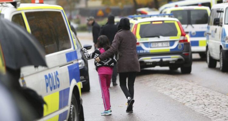 Suman dos muertos por ataque de hombre enmascarado en escuela sueca