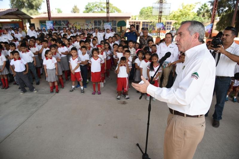 Entrega Etienne pavimentación en el ejido Loma Alta