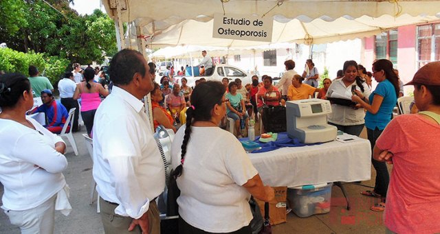 Detectan casos de osteoporosis en jornada del senador Cabeza de Vaca