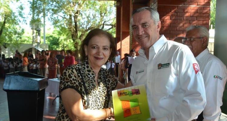 Entrega Etienne “Arte en Rima” a escuelas y bibliotecas públicas