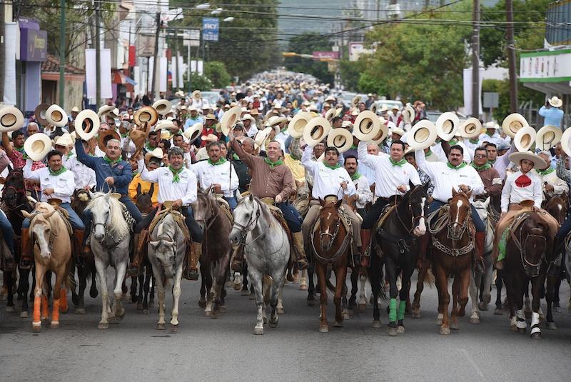 Une Etienne a alcaldes y jinetes de 12 municipios