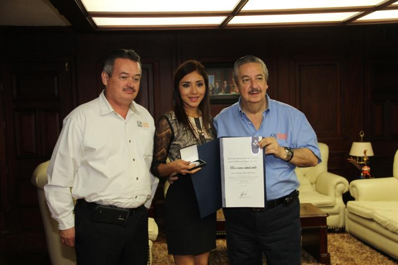 Egresada de Medicina UAT-Matamoros recibe Premio de Excelencia CENEVAL