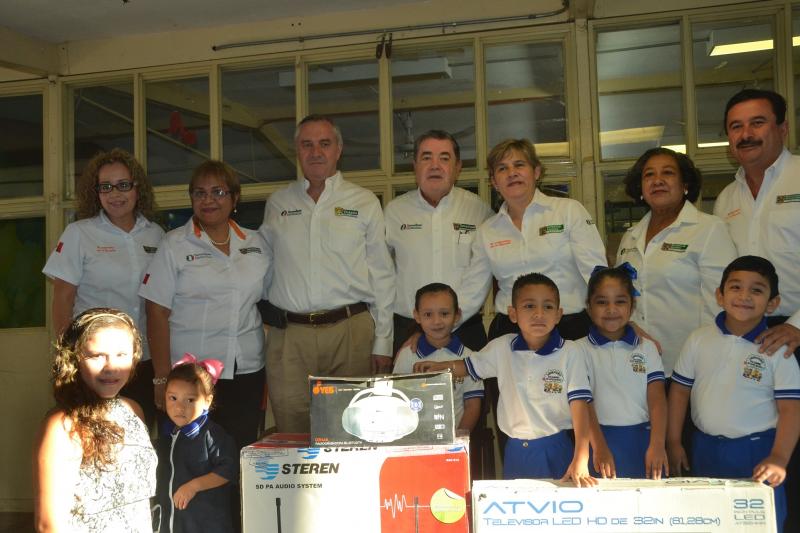 Entrega Etienne compromisos del Gobernador a la educación
