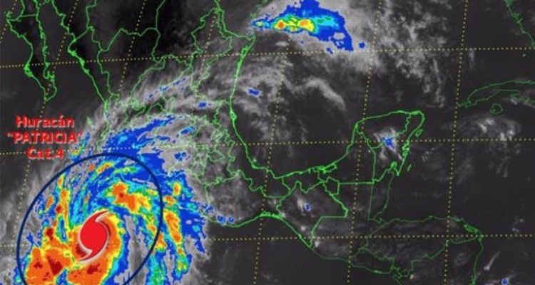 Huracán Patricia toca tierra