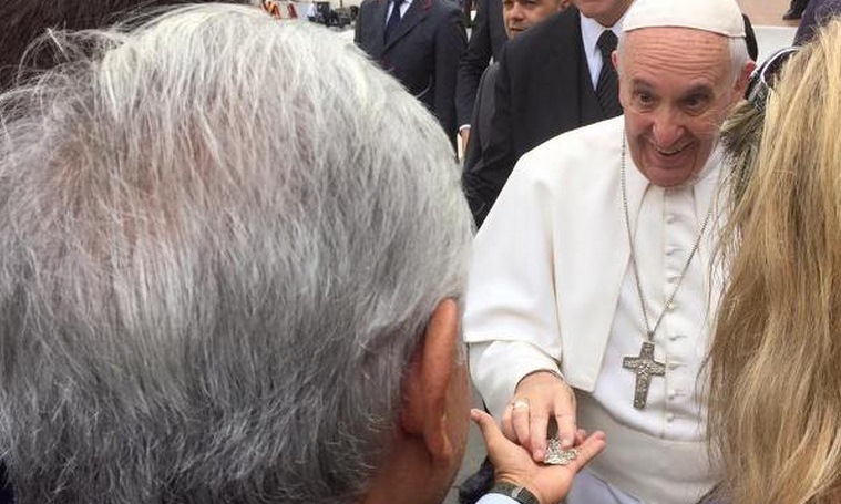Entrega AMLO carta y medalla al Papa