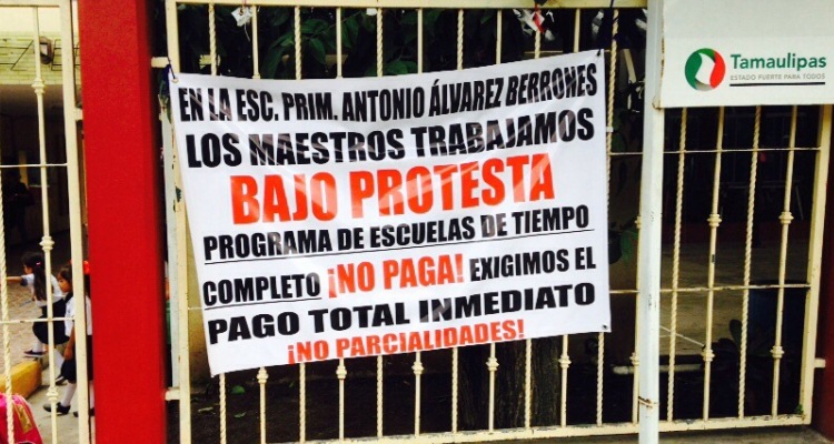 Protestan maestros por falta de pago