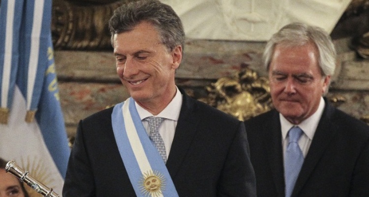 Macri recibe el bastón de mando y la banda presidencial de Argentina