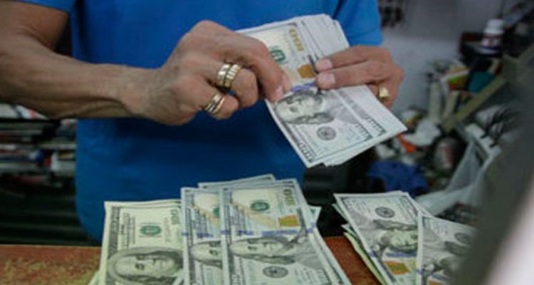 Cierra dólar en 17.68 pesos a la venta en bancos del DF