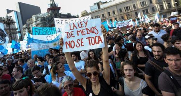 Miles protestan en Argentina contra Mauricio Macri