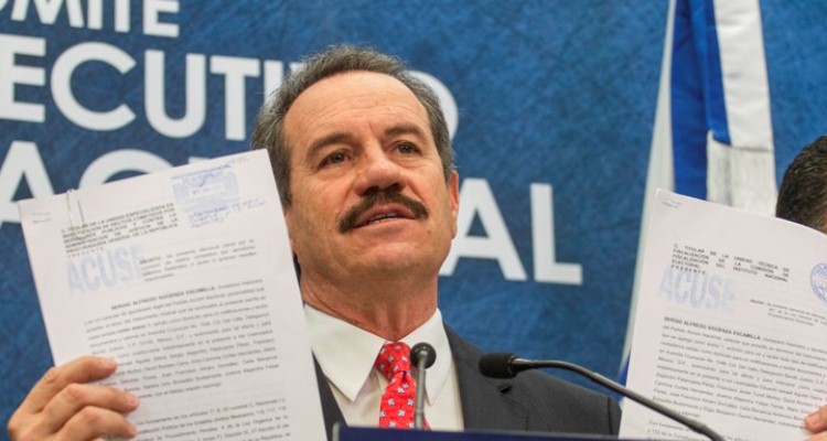 Renuncia al PAN Juan Bueno Torio