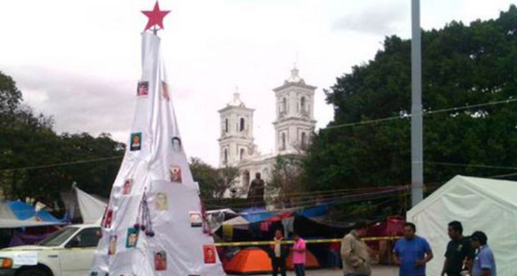 Colocan árboles de Navidad con fotos de los 43 en Guerrero