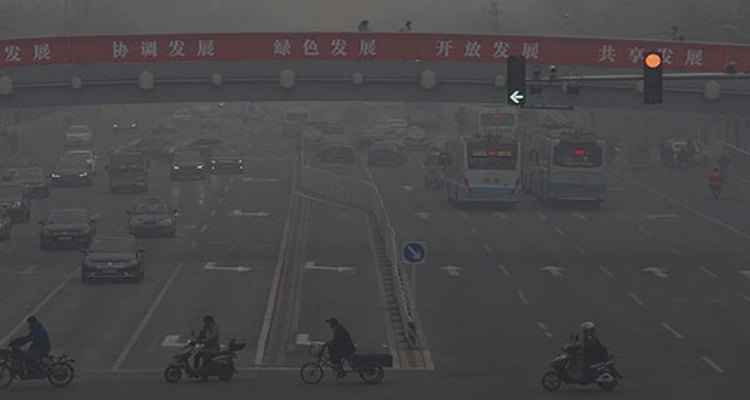 Fuerte esmog afecta a 50 ciudades chinas; en 10 decretan “alerta roja”