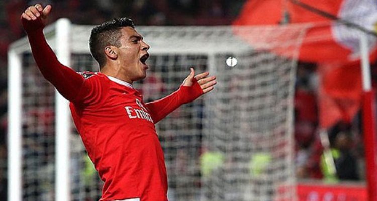Raúl Jiménez da triunfo al Benfica