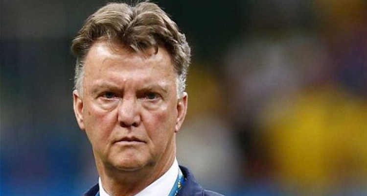 Van Gaal exige disculpas y abandona conferencia de prensa