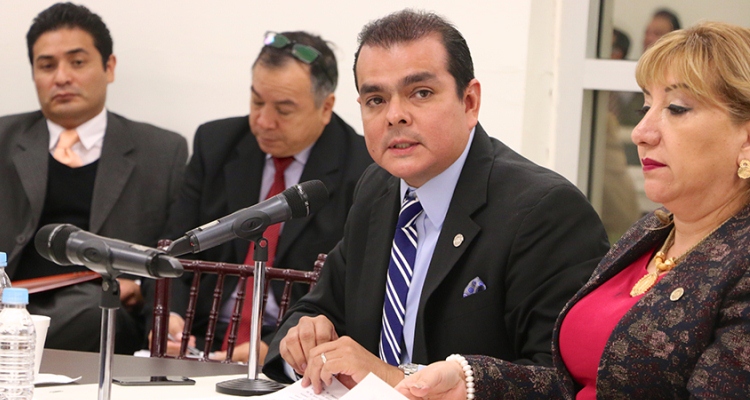 Es “arbitraria” alza al transporte, debe bajar: Enrique Rivas