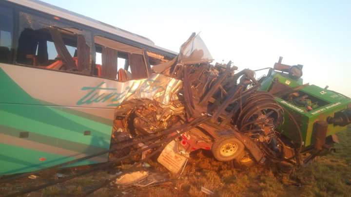 Mueren al estrellarse contra trailer