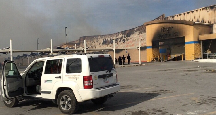 Incendio consume tienda Walmart en Reynosa