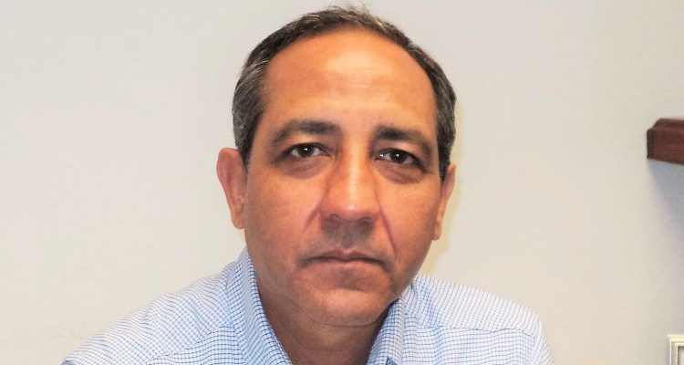 Empleado municipal arremete contra representante de la prensa