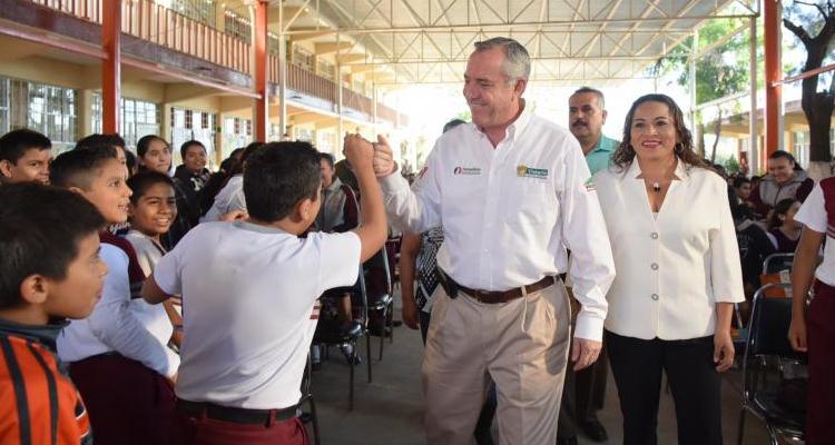 Entrega Etienne equipo a escuelas