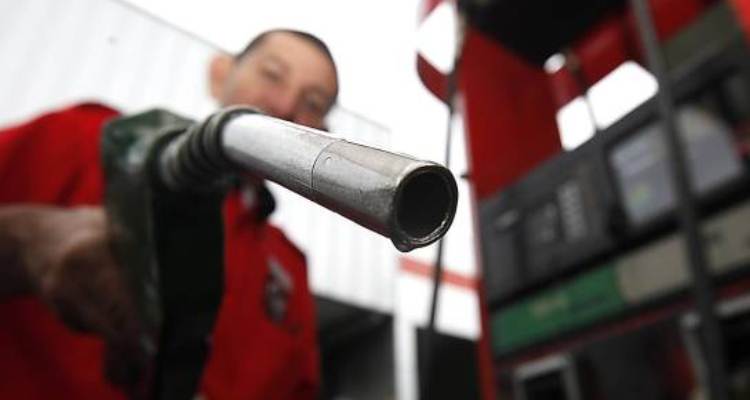 Gasolina bajará en enero a 13.16 pesos por litro