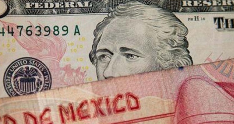 Venden dólar hasta en 18.20 pesos en bancos del DF
