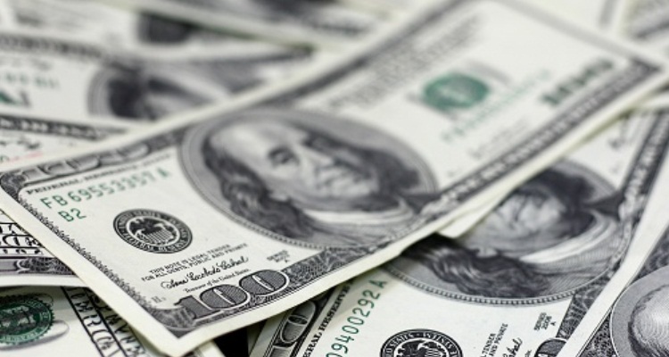 El dólar no cede; cierra en $18.25