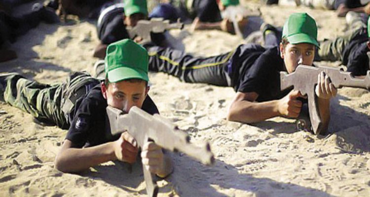 Radicales palestinos adiestran a menores para sumarlos a la Intifada de los cuchillos