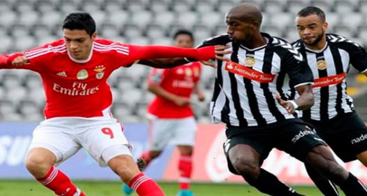 Raúl Jiménez juega 72 minutos y da asistencia