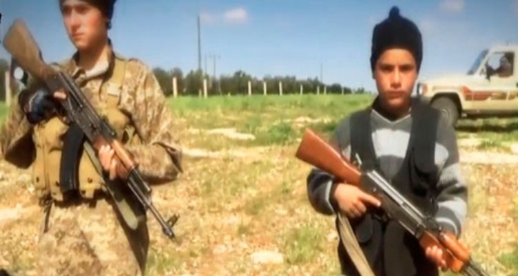 El EI enseña a niños de 9 años a ejecutar y a los 13 los lleva a la guerra