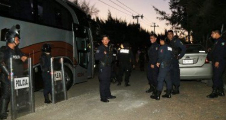 Dictan libertad a 30 normalistas en Michoacán, pero seguirán en prisión